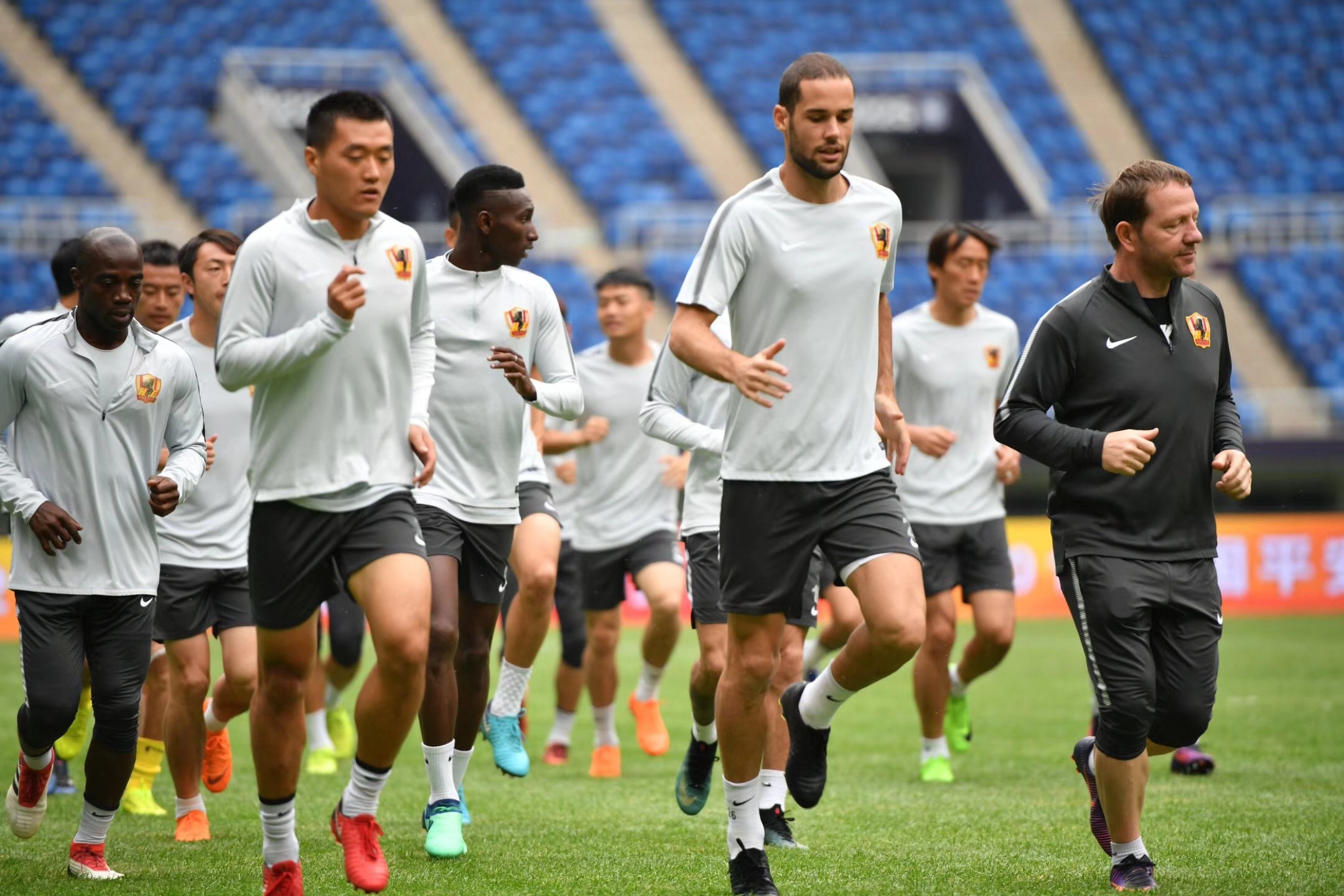 开云登录入口-冲刺阶段上海久事远射贴柱：欧联节点到来，压力陡增，赛程密集仍需轮换