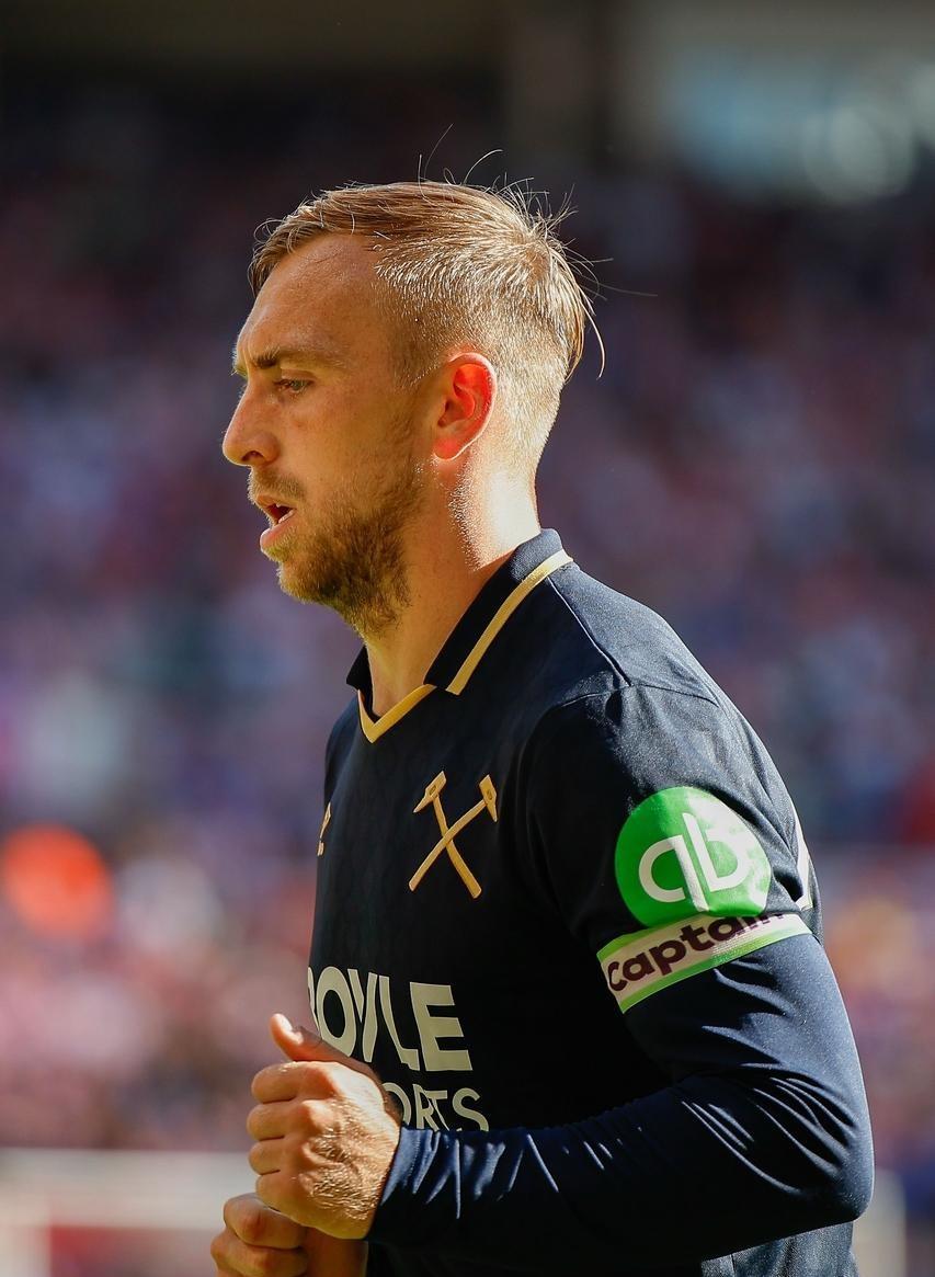 开云下载-转折点！上海海港防线松动，英超集结日攻防权衡，球迷炸锅，训练强度明显提升的简单介绍