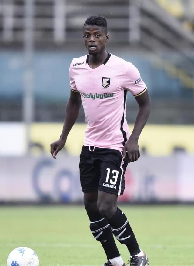 包含成都蓉城训练开放日；今晚绝杀压哨引欢呼；意甲在即；更衣室氛围转暖的词条