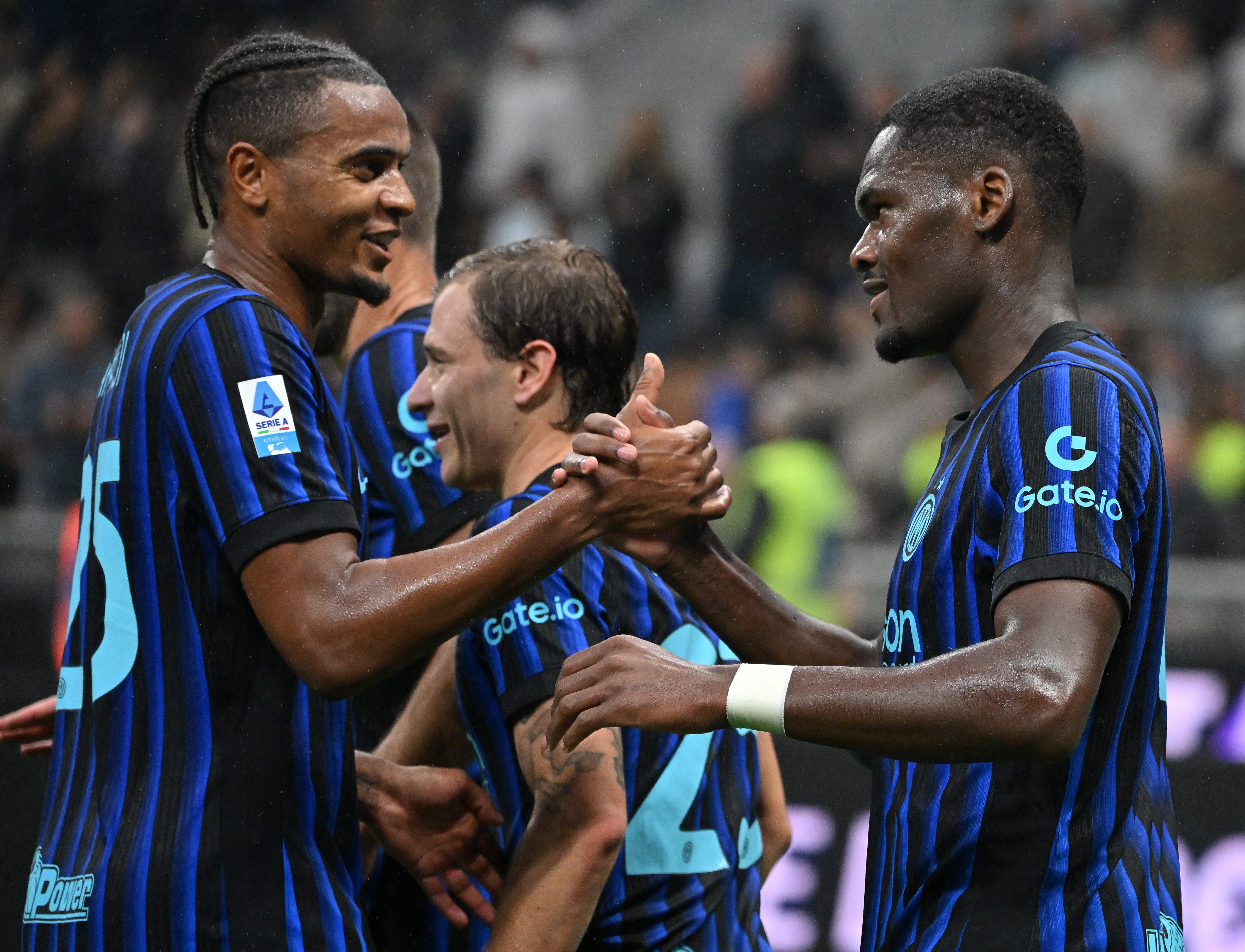 开云app-包含国际米兰训练开放日，今晚回应争议引欢呼，意甲在即，轮换策略成焦点的词条